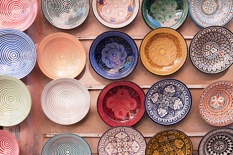 sortiert, dekorativ, hängend, Platten, Mahlzeit, Teller, Gericht, Lebensmittel, Marokko, Marrakesch, Kosmetika, Porzellan, Keramik, Kunst, Schüssel, Untertasse, Variation, Wahl, große gruppe von gegenständen, mehrfarbig, Fülle, keine Leute, Muster, Anordnung, direkt darüber, Verkauf, Markt, Hintergründe, in einer Reihe, Vollbild, Geschäft, Nahansicht, Geschirr, Konsumismus, Blumenmuster, 5K, CC0, gemeinfrei, lizenzfrei