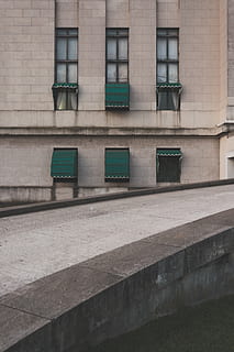 decoració de la llar, finestra, paret, obturador, cortina, barana, Camí, ombra de la finestra, paviment, vorera, concret, ciutat, arquitectura, bons Aires, facultad de derecho, carrer, edifici, Llei, estructura construïda, exterior de l'edifici, cap gent, dia, vidre - material, a l'aire lliure, marc complet, reflexió, escala, vista d’angle baix, funció de construcció de parets, disseny, forma, en fila, façana, 5K, CC0, domini públic, lliure de regalies