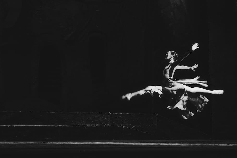 Performance, in voller Länge, Tanzen, Fertigkeit, in der Luft, Springen, Eleganz, Ballett, Balletttänzer, Veranstaltung für darstellende Künste, eine Person, junger Erwachsener, Bewegung, drinnen, Frau, Kunst, Kultur und Unterhaltung, Flexibilität, Erwachsene, menschlicher Arm, Arme erhoben, Bühne, schwarzer Hintergrund, menschliches Glied, 5K