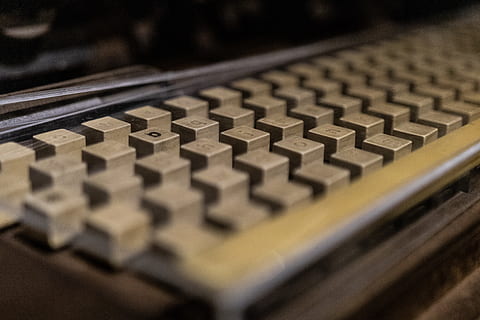 elektronica, toetsenbord, computer, hardware, computer hardware, elektronische chip, processor, rekenmachine, RAM-geheugen, muziekinstrument, elektrische gitaar, gitaar, vrijetijdsactiviteiten, tonen, monitor, scherm, afstandsbediening, muis, versnelling, detailopname, technologie, selectieve aandacht, binnenshuis, geen mensen, computerapparatuur, communicatie, focus op de voorgrond, verbinding, bedrijf, tafel, Draadloze technologie, zwarte kleur, in een rij, plusteken, alfabet, keypad, 5K, CC0, publiek domein, royaltyvrij