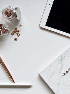 alb, iPad, masa, mic, clar, borcane de sticla, birou, jurnal, flatlay, borcane, caiet, Echipamente de birou, papetărie, stilou, ace, aur roz, comprimat, tehnologie, hârtie, spațiu copie, în interior, nici o persoana, studio shot, comunicare, vedere în unghi mare, Afaceri, finanţa, document, direct deasupra, a închide, instrument de scris, creion, text, natură moartă, cartelă de note, documente, gol, 4K, CC0, domeniu public, fără drepturi de autor