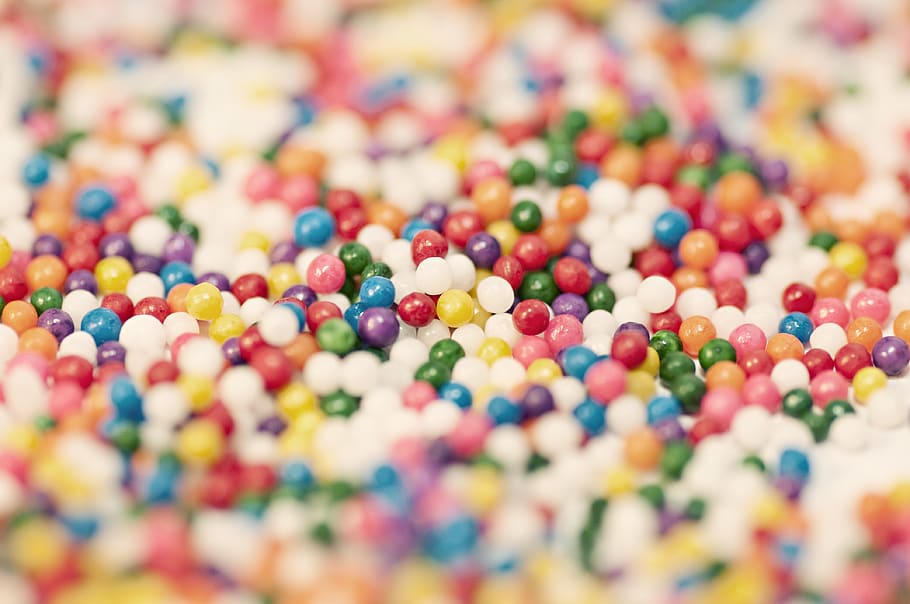 caramels de colors variats, comptes, borrós, brillant, caramels, color, colorit, confecció, deliciós, disseny, diversitat, focus, menjar, barrejar, motley, ruix, sucre, dolços, multicolor, gran grup d'objectes, enfocament selectiu, abundància, variació, elecció, menjar dolç, dolç, cap gent, a l'interior, tir de l'estudi, primer pla, menjar i beguda, marc complet, natura morta, esfera, menjar poc saludable, vista d’angle alt, temptació, 4K