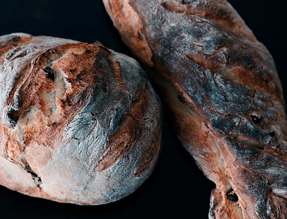 Vollkornbrot, Brot, Lebensmittel, Brötchen, Schweinefleisch, französisches Brot, Brotlaib, Schinken, Pita-Brot, braten, bbq, Bagel, Pilz, Knoblauch, Gemüse, Pflanze, Körnerbrot, Teig, Frikadelle, Burger, Feinkost, Nahansicht, Essen und Trinken, drinnen, Frische, Stillleben, Wohlbefinden, keine Leute, gesundes Essen, braun, Studioaufnahme, schwarzer Hintergrund, fertig für den Verzehr, Fokus auf den Vordergrund, zwei Objekte, gebacken, texturiert, High Angle View, Diät halten, 4K, CC0, gemeinfrei, lizenzfrei