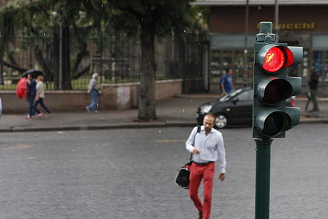 ușoară, om, Stop, stoplight, mers, oraș, oameni, Europa, Roma, naveta, muncă, loc de munca, stradă, oameni apropiați, drum, zi, haine casual, transport, copil, arhitectură, oameni adevărați, bărbați, copilărie, femei, roșu, stiluri de viață, să se concentreze asupra primelor elemente, copac, masculi, în aer liber, 4K, CC0, domeniu public, fără drepturi de autor