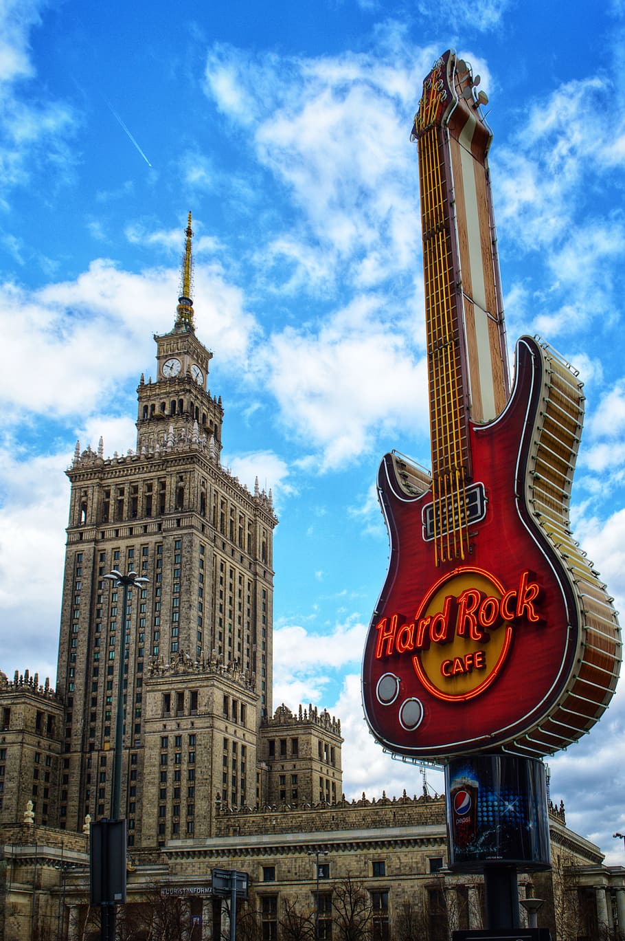 hard rock cafe, edifici, torre, fletxa, arquitectura, campanar, activitats de lleure, instrument musical, guitarra, centre de la ciutat, urbà, ciutat, Torre del Rellotge, guitarra elèctrica, metròpolis, guitarra de baix, edifici d'oficines, de gran alçada, barri, màquina, estructura construïda, exterior de l'edifici, cel, núvol - cel, text, alta - alta, destinacions de viatge, dia, vista d’angle baix, cap gent, naturalesa, comunicació, senyal de trànsit, signe, turisme, viatjar, gratacels, a l'aire lliure, exterior d’edifici d’oficines, 5K