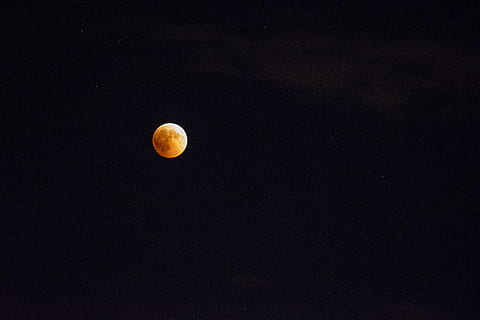 lua cheia, natureza, ao ar livre, noite, eclipse, lua, astronomia, espaço sideral, universo, espaço, Eclipse lunar, costa, mar, de praia, oceano, agua, lua Vermelha, Itália, noite escura, céu, cena tranquila, scenics - natureza, beleza na natureza, lua planetária, tranquilidade, ninguém, idílico, copie o espaço, visão de baixo ângulo, círculo, forma geométrica, forma, espaço e astronomia, astrologia, luar, 5K, CC0, domínio público, royalty free