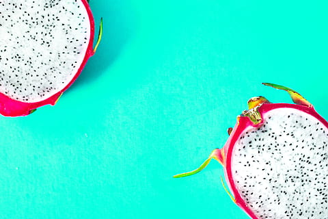 gehalveerde rode dragonfruit, gekleurde achtergrond, eten en drinken, kopie ruimte, studio opname, voedsel, binnenshuis, gezond eten, geen mensen, fruit, blauw, welzijn, groene kleur, blauwe achtergrond, hoge hoekmening, groene achtergrond, versheid, verfrissing, detailopname, keuken gebruiksvoorwerp, recht boven, 4K, CC0, publiek domein, royaltyvrij