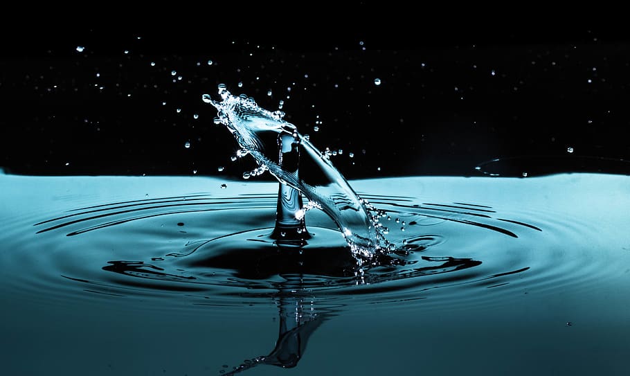 Wassertropfen, plantschen, Wasser, fallen, gewellt, Bewegung, Ufergegend, keine Leute, Natur, Studioaufnahme, Hochgeschwindigkeitsfotografie, drinnen, Nahansicht, Auswirkung, Wasseroberfläche, Reinheit, Reflexion, Oberfläche, schwarzer Hintergrund, konzentrisch, sauber, 4K