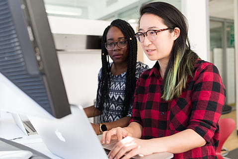 femeie, purtare, roșu, negru, bluza bluza, utilizând, macbook, adult, de codificare, colabora, colegii, conexiune, birou, dezvoltator, dezvoltare, diversitate, mâini, în interior, Internet, tastatură, laptop, Monitor, programare pereche, oameni, programator, programare, cameră, dezvoltare de software, a sustine, lucru in echipa, tehnologie, tastare, femei, muncă, lucru, spațiu de lucru, scris, cooperare, oameni adevărați, comunicare, calculator, tânăr adult, femei tinere, ochelari, doi oameni, ochelari de vedere, masa, haine casual, tehnologia fără fir, 5K, CC0, domeniu public, fără drepturi de autor