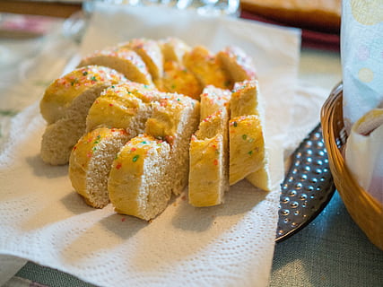 Brot, Ostern, Anis, backen, Essen, frisch, hausgemacht, Lebensmittel, köstlich, Süss, Dessert, Essen und Trinken, Frische, Nahansicht, Tabelle, drinnen, fertig für den Verzehr, keine Leute, Stillleben, ungesunde Ernährung, Fokus auf den Vordergrund, Snack, High Angle View, Papier-, Genuss, Serviette, selektiver Fokus, Fast Food, Küchenutensilien, Serviergröße, Tablett, Versuchung, 5K, CC0, gemeinfrei, lizenzfrei