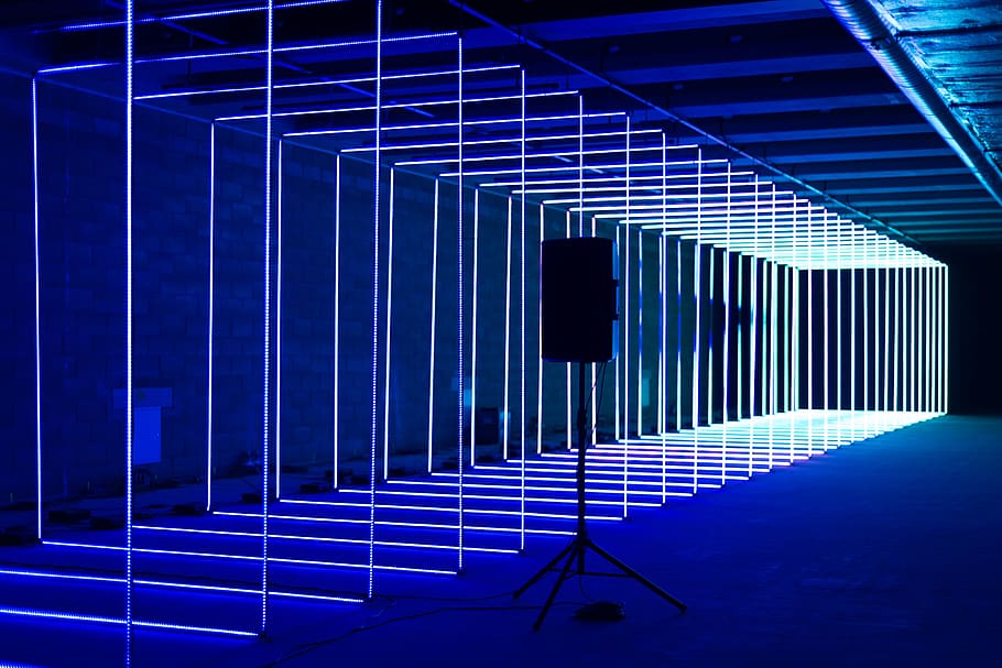 schwarzer Lautsprecher, Beleuchtung, Licht, Bühne, Laser-, Ornament, Muster, Kristall, Bildschirm, Elektronik, fraktal, Monitor, Anzeige, LED, Scheinwerfer, Silhouette, lila, Neon-, Fußboden, Studio, Menge, die Architektur, keine Leute, Blau, drinnen, gebaute Struktur, Geschäft, Daten, Gebäude, Technologie, Büro, Nacht-, mehrfarbig, Lichtanlage, modern, abstrakt, beleuchtet, futuristisch, Kommunikation, leeren, 5K