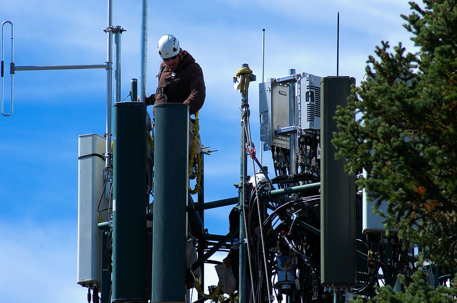 treballant a la torre cel·lular, cel·lular, torre, treballadors, comunicació, telèfon, antena, mòbil, tecnologia, sense fils, transmissió, transmissor, telecomunicacions, xarxa, cel, receptor, electromagnètic, grand, teton, nacional, parc, wyoming, muntanya, senyal, persones reals, ocupació, una persona, homes, treball, dia, indústria, naturalesa, estructura construïda, de peu, arquitectura, casc, barret, a l'aire lliure, roba de treball protectora, barreteria, industria de la construcció, 2K