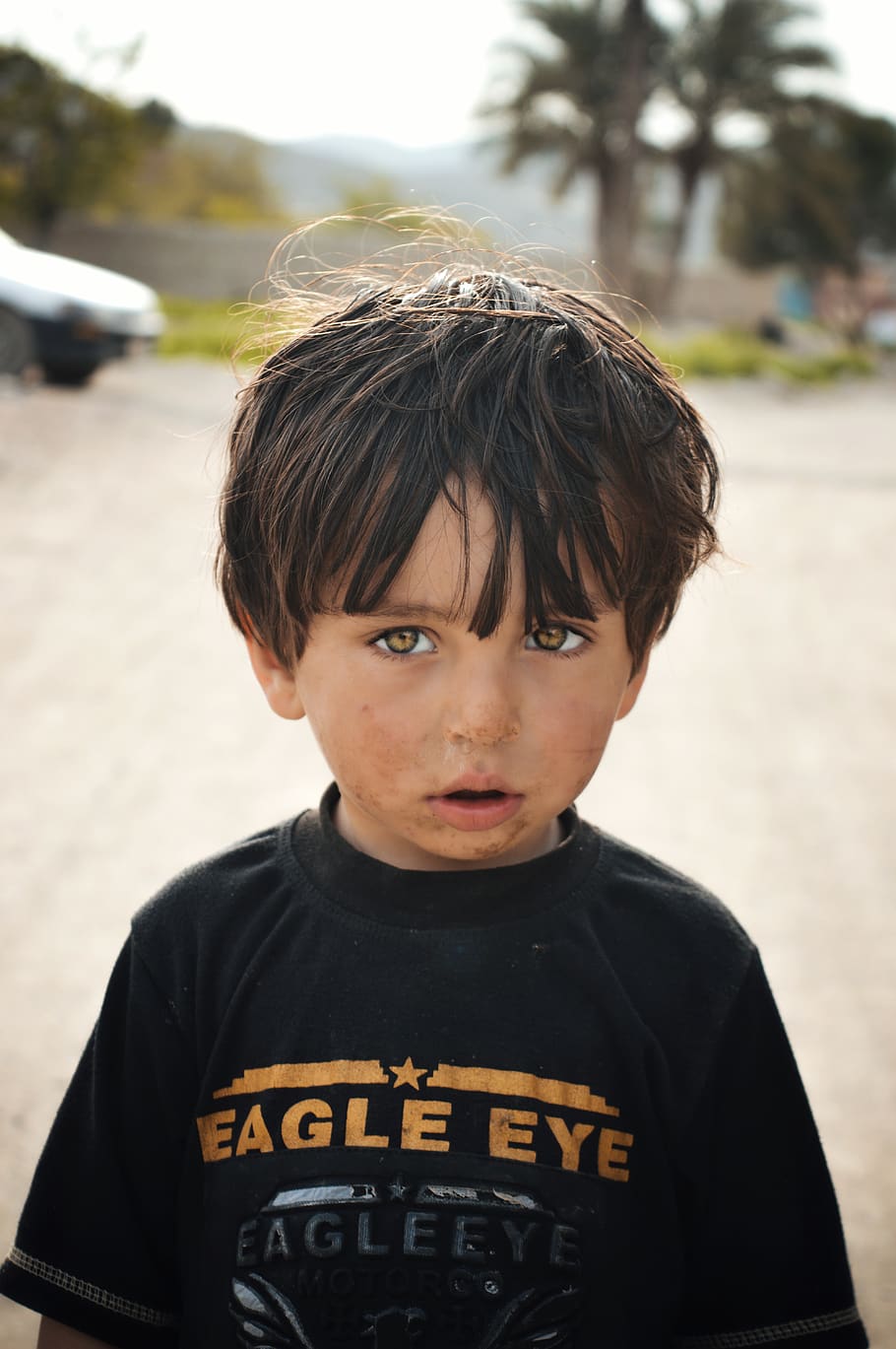 noi, adorable, nen, bonic, ulls, cara, expressió facial, maco, innocència, mirant, nen petit, infància, nois, retrat, mascles, homes, una persona, tirada al cap, centrar-se en primer pla, vista frontal, mirant la càmera, persones reals, de peu, dia, primer pla, estils de vida, a l'aire lliure, fer una cara, petit, 5K