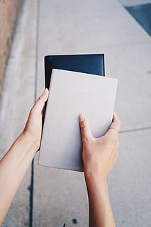 Person, halten, schwarz, Lederhandtasche, Notizbuch, Hand, Ring, minimal, schick, nobel, sauber, Leder, feminin, Frau, weiblich, Dame, Mädchen, Nahansicht, menschliche Hand, Geschäft, Menschen, draußen, leer, eine Person, leeren, menschlicher Finger, Hintergründe, kopieren sie platz, Technologie, Platz, Weiß, Frauen, Notizblock, Kommunikation, Ausrüstung, einzelnes Objekt, Papier-, Botschaft, kaukasischer Abstammung, 4K, CC0, gemeinfrei, lizenzfrei
