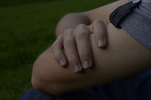 belgien, menneskelig kropsdel, menneskelig hånd, hånd, en person, rigtige mennesker, livsstil, fokus på forgrunden, kropsdel, herrer, fritidsaktivitet, dag, tæt på, midsection, Kvinder, voksen, positive følelser, rørende, finger, udendørs, menneskelig lem, 2K, CC0, offentligt domæne, royaltyfrie