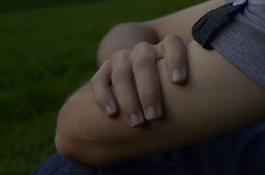 belgien, menneskelig kropsdel, menneskelig hånd, hånd, en person, rigtige mennesker, livsstil, fokus på forgrunden, kropsdel, herrer, fritidsaktivitet, dag, tæt på, midsection, Kvinder, voksen, positive følelser, rørende, finger, udendørs, menneskelig lem, 2K