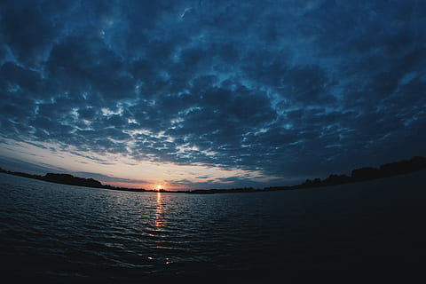 posta de sol, vespre, cel, núvols, ennuvolat, fosc, nit, tarda, llac, aigua, paisatge, núvol - cel, escenics - natura, bellesa a la natura, escena tranquil·la, tranquil·litat, mar, cap gent, naturalesa, escena no urbana, idíl·lic, davant del mar, reflexió, silueta, llum solar, sol, a l'aire lliure, 4K, CC0, domini públic, lliure de regalies