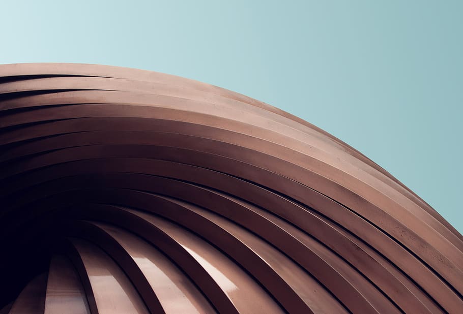 edificio marrone, costruzione, Australia, città di Brisbane, architettura, metallo, ottone, curva, blu, modello, ombra, luce del sole, alloggiamento, condominio, urbano, cittadina, alto aumento, città, cupola, centro Congressi, Inquadratura dal basso, nessuno, cielo sereno, struttura costruita, cielo, esterno dell'edificio, girato in studio, avvicinamento, copia spazio, giorno, Marrone, sfondo colorato, natura, forma geometrica, forma, sfondo blu, venatura del legno, 5K