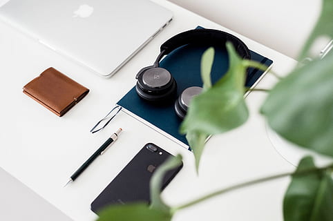 blanc, table, Pomme, mobile, téléphone, portefeuille, casque de musique, portable, macbook, livre, affaires, Bureau, vert, plante, stylo, à l'intérieur, papier, personne, nature morte, vue grand angle, fermer, art et Artisanat, meubles, publication, La technologie, la créativité, des lunettes, mise au point sélective, document, 1080P, CC0, domaine public, libre de droits