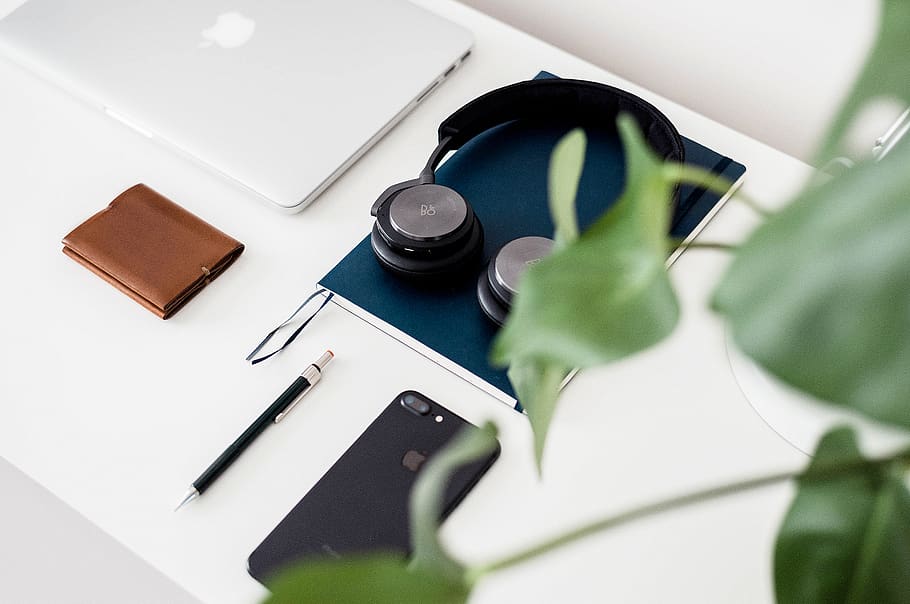 blanc, taula, poma, mòbil, telèfon, cartera, auriculars, portàtil, MacBook, llibre, negocis, oficina, verd, planta, bolígraf, a l'interior, paper, cap gent, natura morta, vista d’angle alt, primer pla, art i artesania, mobles, escriptori, publicació, tecnologia, creativitat, gots, enfocament selectiu, document, 1080P