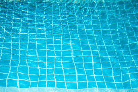 tessuto griglia verde acqua, sfondo, scacchi, design, piscina scavata, h2o, modello, piscina, piastrelle, acqua, blu, increspato, fotogramma intero, natura, vista dall'alto, sfondi, giorno, luce del sole, piastrella, nessuno, lungomare, estate, pavimentazione, rifrazione, la tranquillità, pulito, all'aperto, color turchese, pavimento piastrellato, lusso, galleggia sull'acqua, purezza, gonfiabile, 4K, CC0, dominio pubblico, privo di copyright