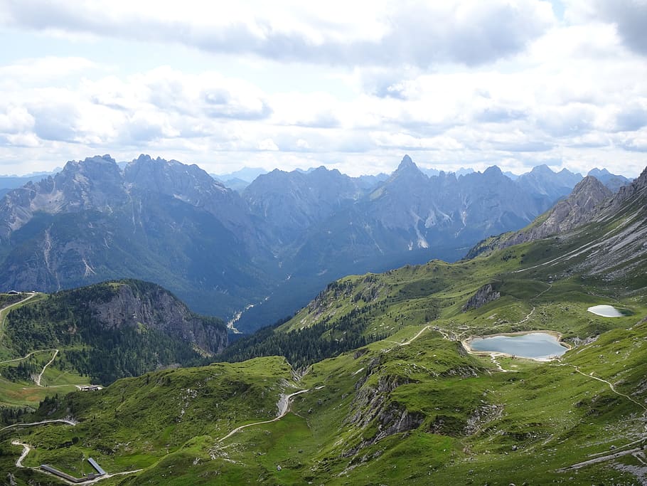 sauris, muntanyes, muntanya, vall, naturalesa, escenics - natura, bellesa a la natura, Serra, núvol - cel, cel, medi ambient, escena tranquil·la, paisatge, tranquil·litat, escena no urbana, cap gent, remot, idíl·lic, dia, color verd, planta, a l'aire lliure, cim de muntanya, 4K