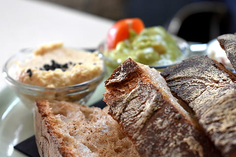 gebackenes Brot, Brot, Lebensmittel, Essen, foodporn, Nahansicht, Detail, Tapete, köstlich, Dessert, Mahlzeit, französischer Toast, Toast, Brötchen, Körnerbrot, französisches Brot, Brotlaib, Süßigkeiten, Süßwaren, Gericht, Frühstück, Essen und Trinken, Frische, fertig für den Verzehr, drinnen, Stillleben, gesundes Essen, selektiver Fokus, Wohlbefinden, keine Leute, Teller, Genuss, Obst, Scheibe, Fokus auf den Vordergrund, gebacken, Versuchung, Tablett, Snack, 5K, CC0, gemeinfrei, lizenzfrei