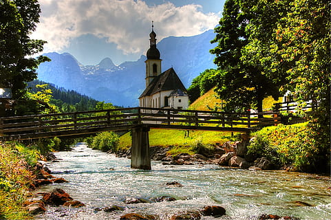 ramsau, ramsauer pijn, rust uit, humeur, Berchtesgaden, rots, stenen, rivier-, bach, wild, water, bank, alpine, hemel, natuur, bergen, uitzicht, wolken, berg-, blauw, zomer, Beieren, kerk, boom, ingebouwde structuur, fabriek, architectuur, religie, buitenkant van het gebouw, geloof, wolk - lucht, geen mensen, geestelijkheid, gebouw, gebedsruimte, schoonheid in de natuur, groene kleur, scenics - natuur, dag, buitenshuis, voetbrug, stromend water, 2K, CC0, publiek domein, royaltyvrij