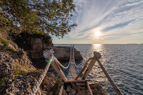 bro ved siden af ​​træet, kroatien, fort punta christo, pula, udendørs, kyst, vand, hav, natur, ocean, fritids aktiviteter, himmel, træ, scenics - natur, skønhed i naturen, rolig scene, plante, sky - himmel, ro, ingen mennesker, dag, klippe, horisont over vand, rock-objekt, solid, horisont, arkitektur, 5K, CC0, offentligt domæne, royaltyfrie