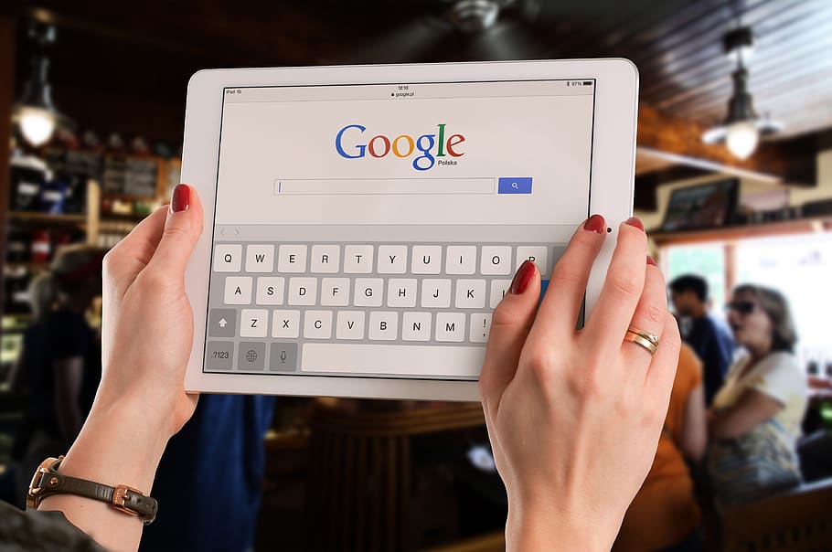 persona, celebració, blanc, ipad, poma, gadget, mans, macro, tauleta, pantalla tàctil, tecnologia, negocis, ordinador, comunicació, mà humana, tecnologia sense fils, part del cos humà, connexió, adult, mà, una persona, dones, negoci corporatiu, xarxa d’ordinadors, Internet, centrar-se en primer pla, primer pla, persona de negocis, utilitzant l’ordinador, comunicacions globals, dit, 4K