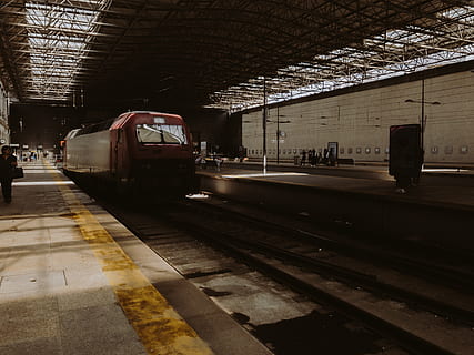 rødt tog, tog, køretøj, transportmidler, Portugal, Braga, braga station, togstation, terminal, campingvogn, van, undergrundsbane, automobil, bil, sedan, jeep, motor, maskine, bygning, sUV, jernbanetransport, offentlig transport, transportform, jernbanestation, jernbanestation platform, tog - køretøj, spore, jernbanespor, arkitektur, rejse, indendørs, ingen mennesker, land køretøj, passagertog, bygget struktur, dag, station, ankomst, jernbanevogn, platform, 4K, CC0, offentligt domæne, royaltyfrie