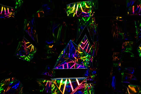 carta da parati multicolore, luce, laser, museo della centrale elettrica, Australia, melbourne, neon, guidato, riflettore, illuminazione, triangolo, vita notturna, luccichio, doppio, arte, arte Moderna, club, matematica della bussola, sari, abbigliamento, seta, notte, cultura artistica e intrattenimento, multicolore, illuminato, musica, in casa, discoteca, tecnologia, godimento, comunicazione, attrezzatura per l'illuminazione, schermo, prestazione, persone, creatività, movimento, evento, palcoscenico, proiezione, 4K, CC0, dominio pubblico, privo di copyright