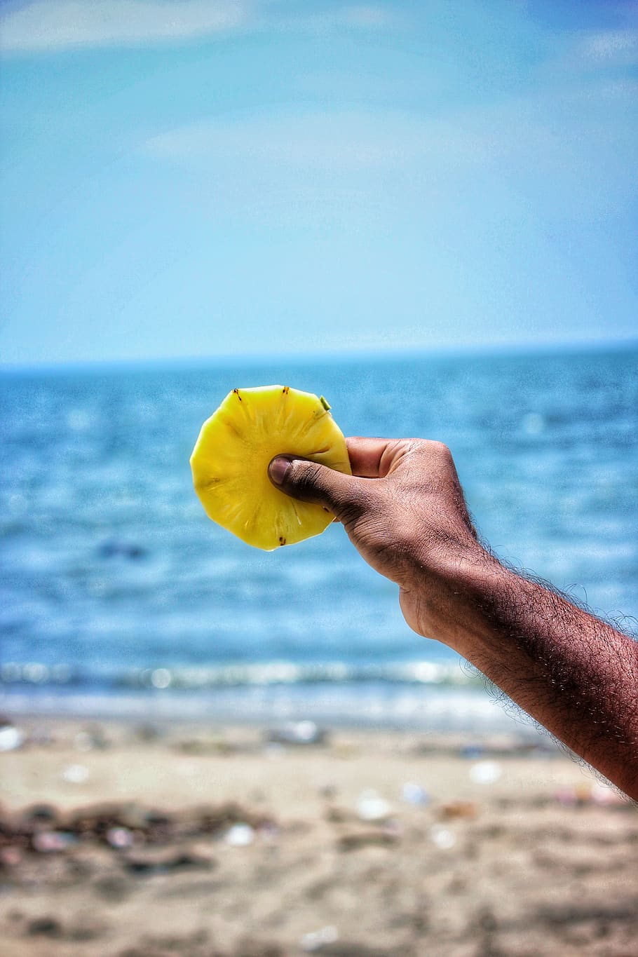 Person, halten, geschnitten, Ananas, Strand, Hand, Makro, Ozean, Sand, Meer, Ufer, Scheibe, tropisch, Urlaub, Wasser, menschliche Hand, menschliches Körperteil, eine Person, Land, Himmel, Horizont, Gelb, Fokus auf den Vordergrund, Horizont über Wasser, Natur, Tag, echte Menschen, Körperteil, draußen, menschliches Glied, menschlicher Arm, Finger, 5K