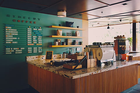 tom kaffebar, møbler, skrivebord, bord, hylle, tre, butikk, kryssfiner, skjerm, elektronikk, LCD skjerm, vise, følge, bordplate, datamaskin, restaurant, kafe, maskin, innendørs, interiørdesign, kafeteria, ingen folk, tre - materiale, hjemlige rom, fravær, arkitektur, dag, kjøkken, hjem, virksomhet, hjemmekjøkken, sete, container, mat og Drikke, hjem interiør, teknologi, belyst, elektrisk lampe, 5K, CC0, offentlig domene, opphavsrett gratis
