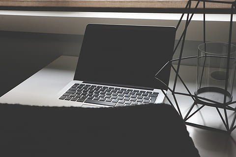 Computer, Laptop, Arbeiten, Tabelle, Apfel, Mac, Tastatur, Attrappe, Lehrmodell, Simulation, Jahrgang, Technologie, kabellose Technologie, Verbindung, drinnen, Möbel, Kommunikation, keine Leute, Computerausrüstung, Computerbildschirm, High Angle View, Schreibtisch, Computer Tastatur, Sonnenlicht, tragbares Informationsgerät, schwarze Farbe, Bildschirm, 5K, CC0, gemeinfrei, lizenzfrei