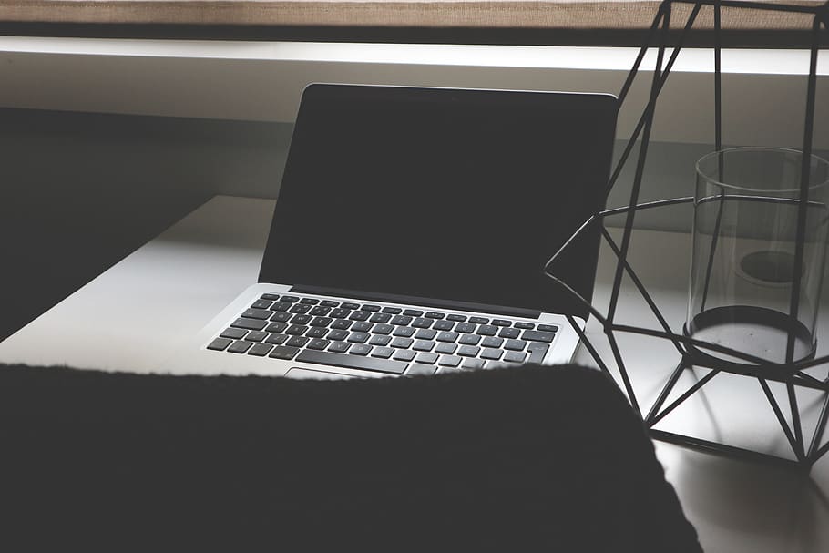 computer, bærbar, arbejder, bord, æble, mac, tastatur, mockup, årgang, teknologi, trådløs teknologi, forbindelse, indendørs, møbel, meddelelse, ingen mennesker, computerudstyr, computerskærm, høj vinkel visning, skrivebord, computer tastatur, sollys, bærbar informationsenhed, sort farve, skærm, 5K