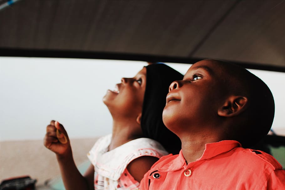 dos, nens, mirant, nens africans, noi, cotxe, alegre, humor alegre, expressió facial, focus, noia, guapo, feliç, junts, unió, desgast, tirada al cap, dues persones, retrat, gent, centrar-se en primer pla, emoció, a l'interior, persones reals, nen, família, adult jove, infància, adult, estils de vida, dones, felicitat, emoció positiva, 4K