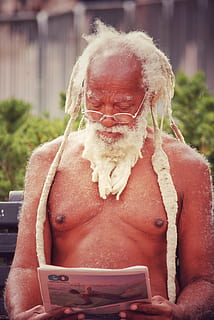 vieux, en train de lire, connaissance, journal, Culture, rasta, une personne, Vrais gens, modes de vie, adulte, journée, se concentrer sur le premier plan, mâles, adulte majeur, Activité de loisir, barbe, vue de face, la taille, torse nu, poils du visage, en portant, Hommes, femmes, des lunettes, coiffure, 4K, CC0, domaine public, libre de droits