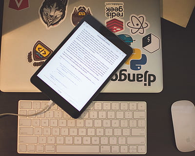technologijos, mac, „MacBook“, programavimas, „ipad“, darbalaukyje, biuras, dirbti, kompiuteris, verslą, belaidžio ryšio technologija, komunikacijos, ryšį, patalpose, kompiuterinė įranga, lentelė, nėra žmonių, popieriaus, nešiojamas informacijos įrenginys, klaviatūra, nešiojamas kompiuteris, internetas, kompiuterio klaviatūra, skaitmeninė tabletė, tekstą, išmanusis telefonas, aukšto kampo vaizdas, ekranas, Užrašų knygelė, 4K, CC0, Viešasis domenas, nemokamai