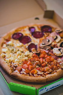 pizza, verd, Caixa, assortit, pa, formatge, primer pla, crosta, cuina, deliciós, sopar, menjar, dinar, rodanxes, saborós, tomàquet, tomàquets, tradicional, verdures, menjar i beguda, a l'interior, frescor, indulgència, llest per menjar, cap gent, al forn, natura morta, menjar dolç, vegetals, dolç, menjar poc saludable, postres, fruita, taula, material de fusta, centrar-se en primer pla, temptació, berenar, cassola, 5K, CC0, domini públic, lliure de regalies