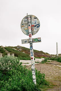 vejskilt, klistermærker, dækket, udforskning, udforske, fem, rejse, lille, norge, gammel, udendørs, punkter, polarcirkel, vej, skilt, skilte, ferie, meddelelse, himmel, tekst, natur, ingen mennesker, dag, plante, vejledning, Mark, symbol, jord, pol, informationsskilt, vestlige script, Information, græs, 2K, CC0, offentligt domæne, royaltyfrie