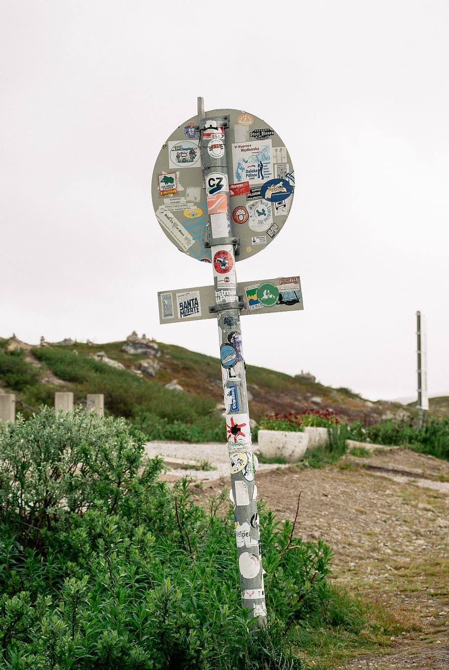 senyal de trànsit, adhesius, cobert, exploració, explorar, cinc, viatge, poc, noruega, vell, a l'aire lliure, punts, cercle polar, carretera, signe, signes, viatjar, vacances, comunicació, cel, text, naturalesa, cap gent, dia, planta, orientació, camp, símbol, terra, pol, signe d'informació, guió occidental, informació, herba, 2K