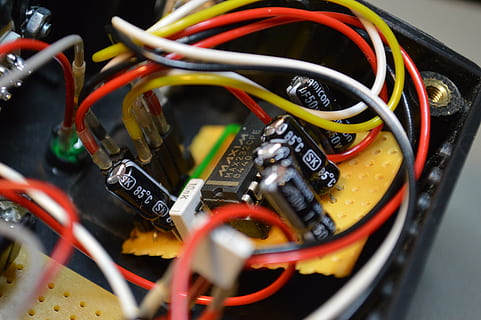fils, DIY, ic, max232, condensateurs, circuit imprimé, électronique, câble, lien, La technologie, électricité, fermer, câble d'ordinateur, Industrie électronique, complexité, réseau informatique, la communication, l'Internet, industrie, à l'intérieur, équipement électrique, personne, prise de connexion réseau, équipement, Technologie sans fil, ordinateur, composant électrique, source de courant, emmêlé, serveur de réseau, 5K, CC0, domaine public, libre de droits