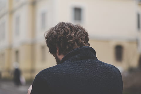 persone, uomo, tipo, indietro, a piedi, solo, triste, concentrarsi sulle conoscenze acquisite, una persona, architettura, retrovisore, struttura costruita, esterno dell'edificio, colpo alla testa, persone reali, uomini, ritratto, stili di vita, giorno, attività di svago, città, giovane adulto, all'aperto, adulto, in piedi, costruzione, vestiti caldi, 5K, CC0, dominio pubblico, privo di copyright