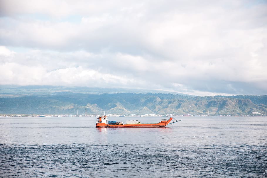 transporte, barco de transporte, cuerpo, agua, Indonesia, nube, línea costera, Oceano, plataforma, Puerto, tracción, tráfico, remolcador, barcaza, bote, portador, comercial, carga, montañas, navegación, río, Envío, remolque, viaje, camiones, tirón, vehículos, buque, embarcaciones, barco náutico, nube - cielo, mar, modo de transporte, cielo, naturaleza, montaña, nadie, paisajes - naturaleza, al aire libre, día, belleza en la naturaleza, Transporte de carga, industria pesquera, 2K