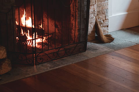 pejs i brand, træ - materiale, træ, gulve, indendørs, ingen mennesker, brænding, hjem interiør, trægulv, brand - naturligt fænomen, ild, varme - temperatur, ildsted, flamme, arkitektur, lavt afsnit, natur, dag, log, gardin, bygget struktur, 5K, CC0, offentligt domæne, royaltyfrie