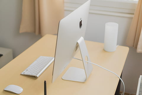 arbejdsområde, desktop, minimalistisk, computer, mac, skrivebord, kontor, arbejde, bord, indendørs, ingen mennesker, teknologi, stilleben, trådløs teknologi, forbindelse, bærbar, meddelelse, møbel, hvid farve, forretning, høj vinkel visning, papir, fokus på forgrunden, sæde, kop, tastatur, elektrisk lampe, 5K, CC0, offentligt domæne, royaltyfrie