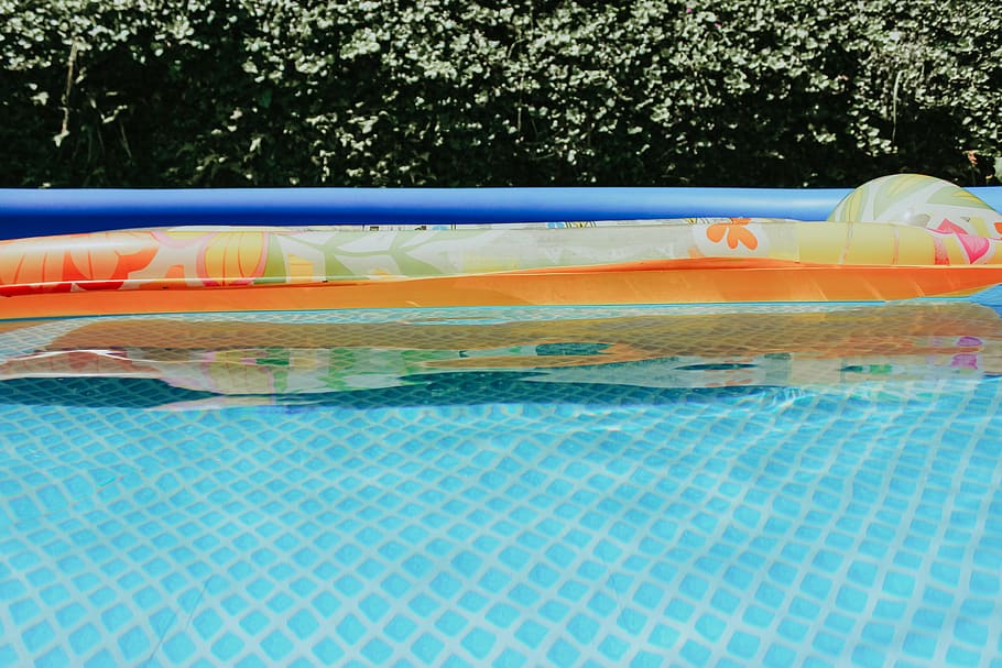 groc, anell inflable, piscina, vaixell, embarcació, transport, motos aquàtiques, tenda, aigua, edifici, hotel, Resort, campament, tenda de muntanya, activitats de lleure, inflable, dia, naturalesa, flotant, flotant a l'aigua, davant del mar, bassa de piscina, cap gent, a l'aire lliure, multicolor, llum solar, blau, arbre, relaxació, tub, color turquesa, 2K