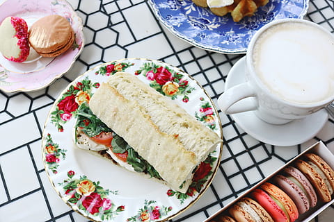 roti brød, veggies, plade, bageri, brød, kage, tæt på, kaffe, kaffekop, fløde, kop, lækker, fokus, mad, madfotografering, sund og rask, hed, måltid, bagværk, plader, sandwich, underkop, søde sager, velsmagende, mad og drikke, friskhed, krus, drikke, stilleben, bord, forfriskning, klar til at spise, kaffe - drikke, indendørs, porcelæn, ingen mennesker, varm drikke, te kop, morgenmad, snack, blomstermønster, fristelse, 5K, CC0, offentligt domæne, royaltyfrie
