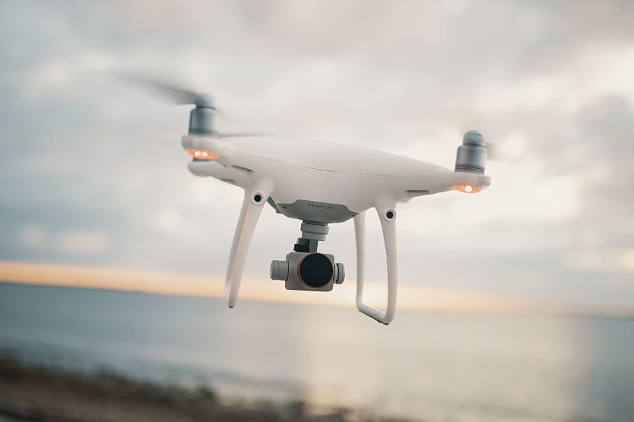 blanc, drone quadcopter, càmera, drone, volant, tecnologia, transport, mar, cel, centrar-se en primer pla, naturalesa, vehicle aeri, moviment, vigilància, cap gent, a l'aire, avió, aigua, manera de transport, núvol - cel, horitzó sobre l’aigua, dia, 5K